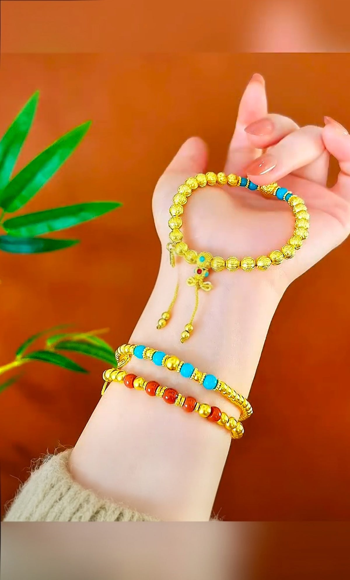 إسوارة خرز ذهبية ملونة فاخرة